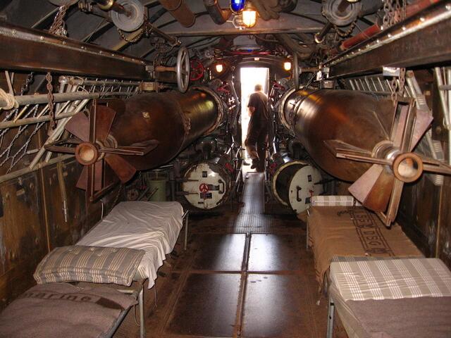 Schlafen mit Waffen. Torpedos über dem Bett. Na dann: Gute Nacht, Freunde
