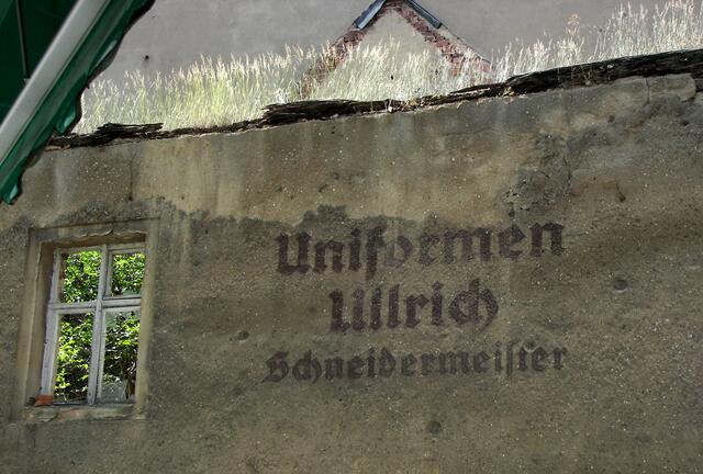 Seit 1945 nicht mehr benutzbar -- mit den Einschusslöchern der Kampfhandlungen