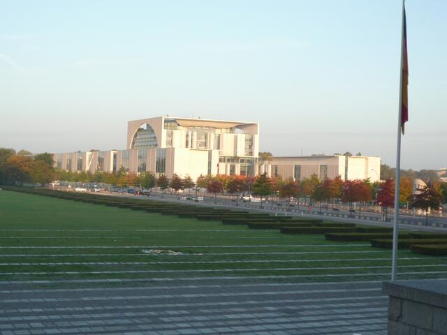 ... das Bundeskanzleramt nimmt herbstliche Farbe an ...