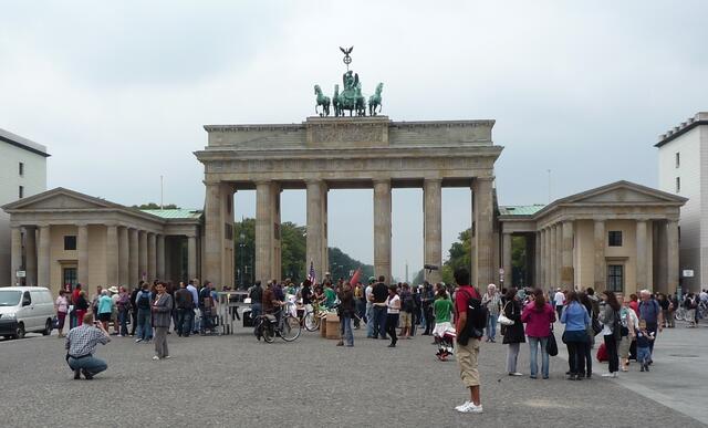 ... der Pariser Platz - ein multikultureller Treffpunkt ...