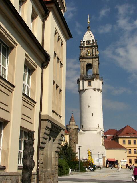Der Reichenturm weicht an der Spitze 144cm von der Achse am Grund ab --- im Hintergrund der Wendische Turm