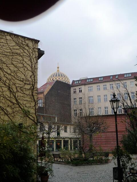 ... die Kuppel der Synagoge in der Oranienburger Straße überragt alles ...