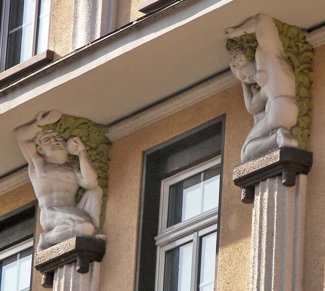 schwer zu tragen hatten sie nun schon so viele Jahre - beide, Frauen und Männer dieser Stadt