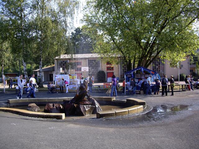 Der Springbrunnen mit dem "Nock" ist in der Mitte des großen Schulhofes