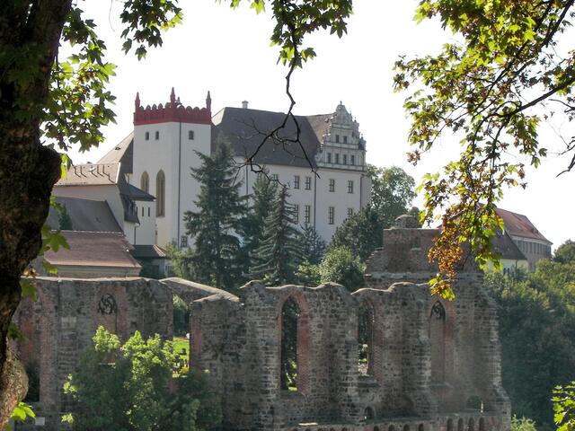 Ruine der Nicolai-Kirche und das Schloss der Ortenburg