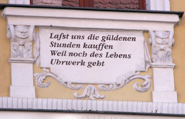 schmückt den sparchlosen Betrachter, und...