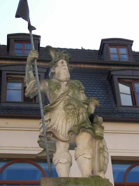 "Ritter Dutschmann" in römischer Rüstung - eine art ROLAND-Symbol - der Sage nach sprang er mit seinem Pferde über den 5m breiten Marktbrunnen und ist nicht gelandet und seit dem unsichtbar