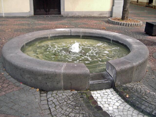 der Brunnen vor dem Stadtarchiv