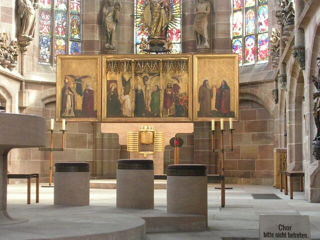 Den Hauptaltar bildet der bis 1487 als Hochaltar in der Augustinerkirche stehende Tucheraltar