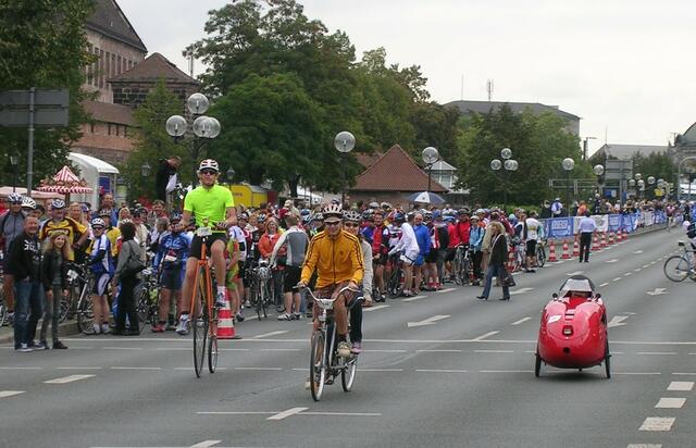 Hochrad, Tandem und Liegendfahrrad als Trio