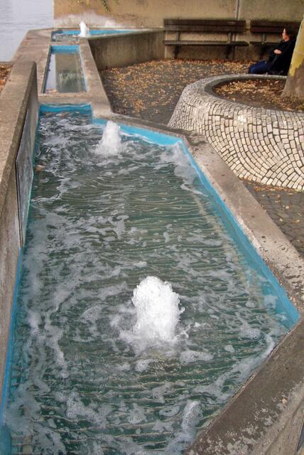 Der St. Martin-Brunnen an der Fähre.