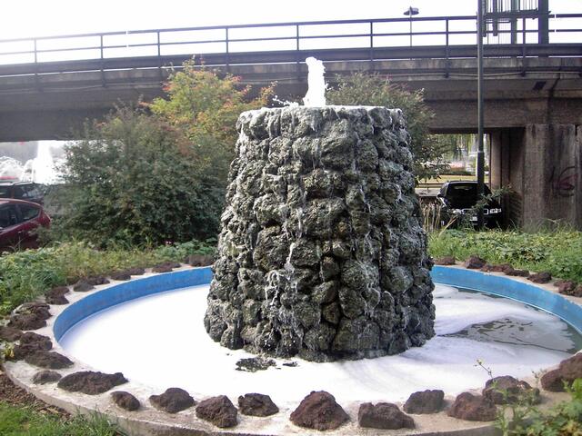 der Brunnen in den Anlagen am Gestade aus dem Linzer scharzem Gold Basalt. Er steht dort, wo früher die Stadtmauer verlief.