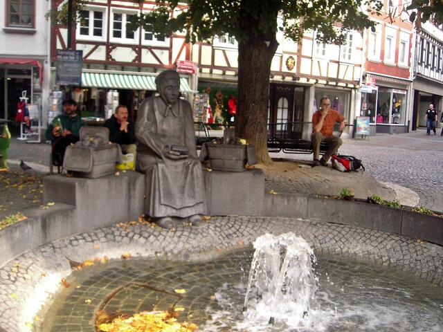 der Brunnen zu Ehren der Marktfrauen aus dem Westerwald, die bis in die 30er Jahre des vorigen Jahrhunderts Butter, Eier und Käse auf dem Buttermarkt verkauften.