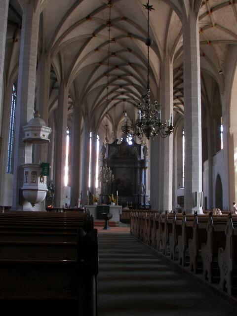 Blick vom evangelischen Teil - um die Ecke herum zum katholischen - der Hochaltar gehört schon zum anderen Teil