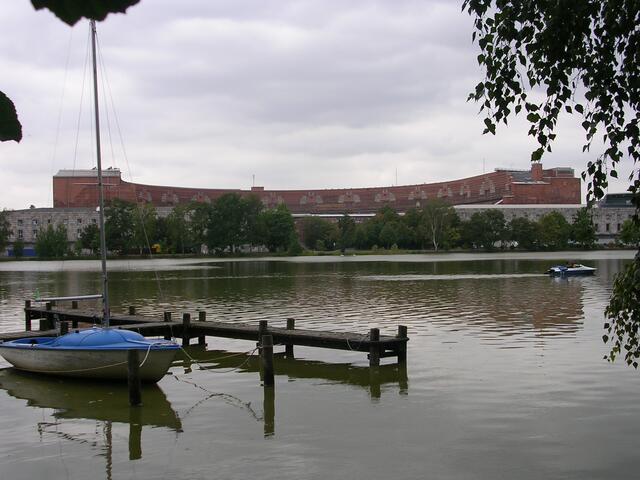 Der idyllische Dutzendteich mit der Kongresshalle im Hintergrund