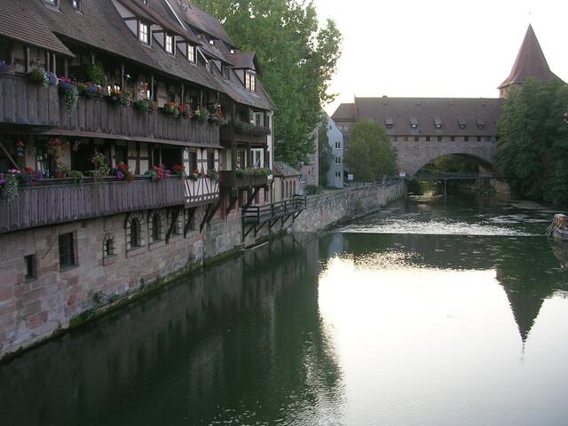 Idyllische Pegnitz, im Hintergrund der Kettensteg