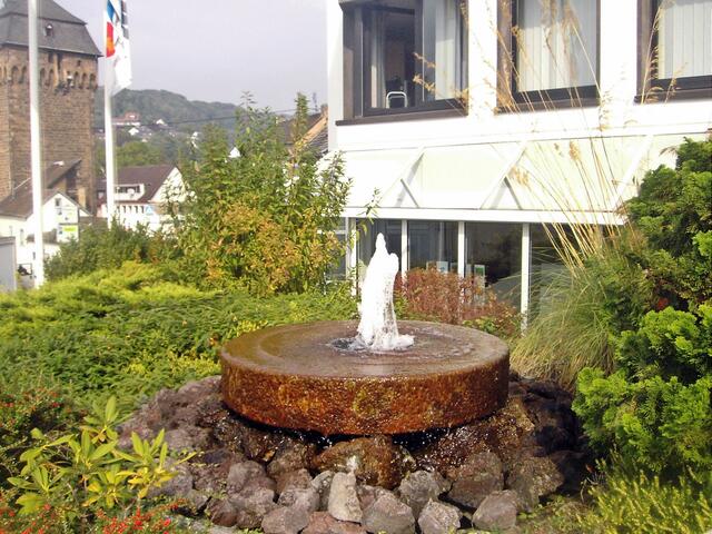 der Brunnen vor dem Büro des Gaslieferanten