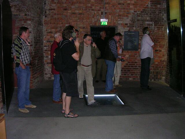 Tondokumente und Erklärungen zu den Ausstellungen kommen über den Hörer.