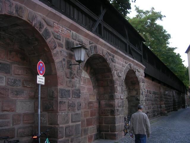 Stadtmauer mit Wehrgang