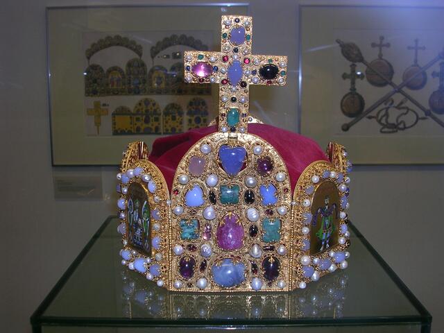 Kaiserkrone (Nachbildung) im Rathaus. Originale der Reichskleinodien befinden sich in Wien