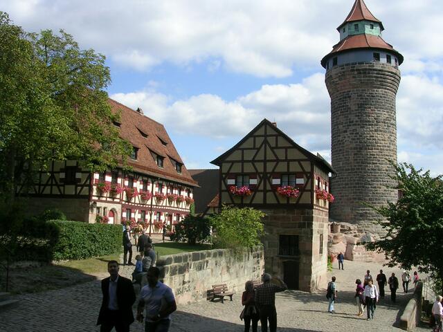 Burggelände mit Sinnwellturm