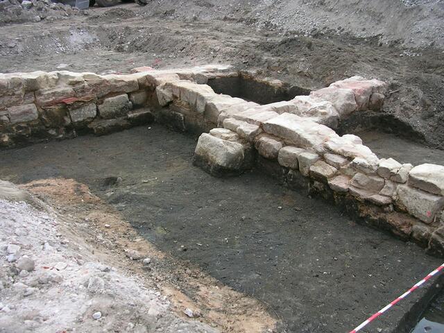 Beim Abriss eines Hauses wurden alte Fundamente entdeckt und freigelegt