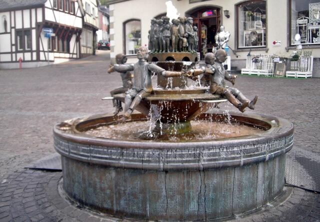 der Ratsbrunnen vor dem Rathaus. Das Volk steht zu Häupten der uns Regierenden und passt acht, dass sie keinen Mist bauen. So geht das Regieren in Linz.