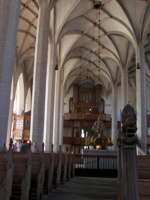 und nun der Blick zurück über den Altar der evangelischen Seite (davor das trennnende Gitter) zur Eule-Orgel
