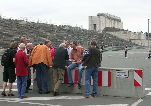 Lagebesprechung vor der maroden Zeppelinhaupttribühne auf dem ehemaligen Reichsparteitagsgelände