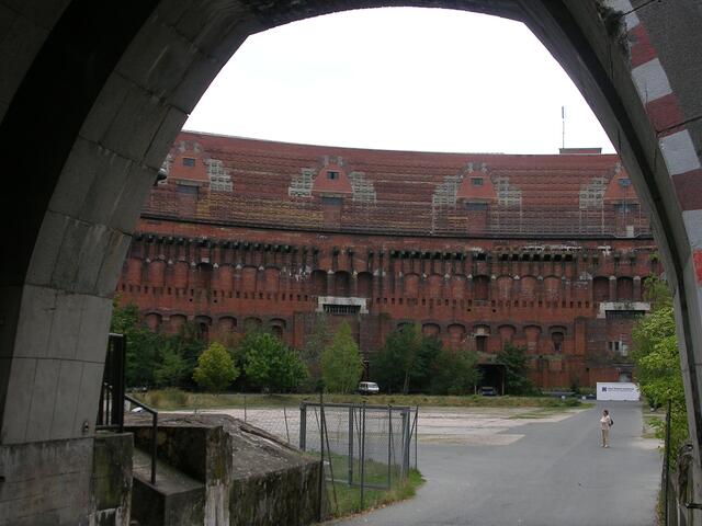 Geplant als Kongresszentrum für die NSDAP mit Platz für 50.000 Menschen und einem freitragenden Dach. Geplant war eine Höhe von rund 70 Metern, erreicht wurden 39 Meter. Dach wurde nie gebaut.