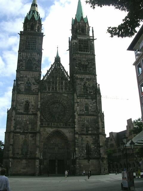 Der Baubeginn der hochgotischen Basilika liegt zwischen 1243 und 1315