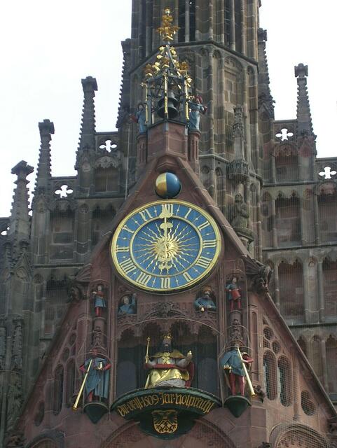 Das Männleinlaufen wurde 1356 von Kaiser Karl zur Erinnerung an die Goldene Bulle gestiftet. Über dem Hauptportal sollten die Kurfürsten und der Kaiser in einem kunstvollen Uhrwerk dargestellt werden. 12 Uhr mittags beginnt das Schauspiel