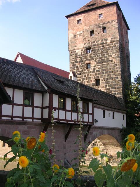 Vom 16. bis zum 19. Jahrhundert wohnte im Turm und dem gedeckten Holzsteg über der Pegnitz der Henker.