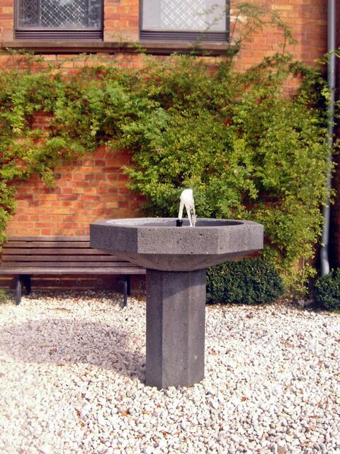 der Brunnen an der ev. Kirche