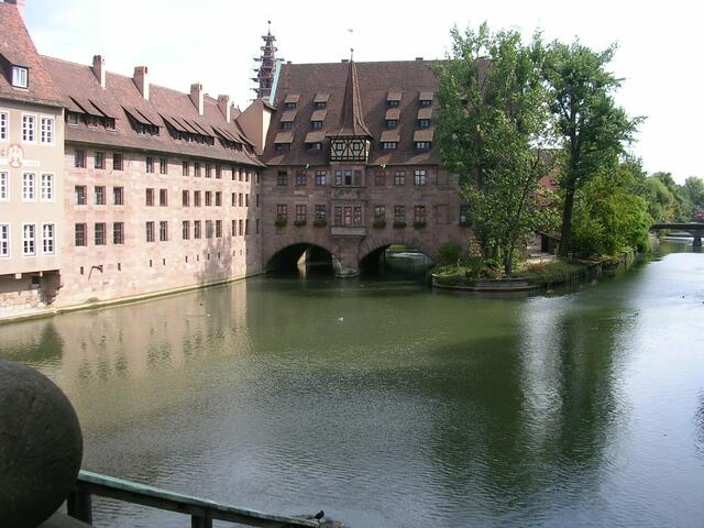 Das Heilig-Geist-Spital, 1332 bis 1339 als Stiftung des reichen Patriziers Konrad Groß (Reichsschultheiß) für Alte und Bedürftige errichtet und gilt als die umfangreichste Stiftung einer Einzelperson im Reich vor 1500. Später erweitert. Heute Seniorenheim