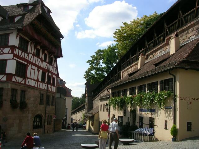 Albrecht Dürer Haus (links) und Stadtmauer
