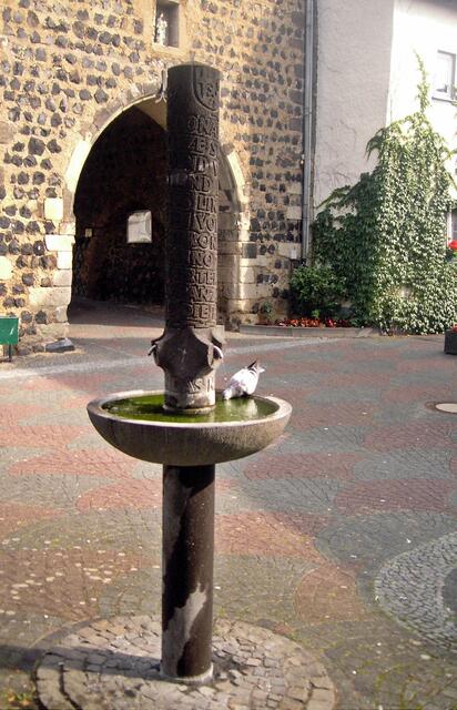 der Brunnen am Neutor zum Gedenken an die deutsche Bombe, die das Haus zerstört hat, wo der Brunnen jetzt steht.
