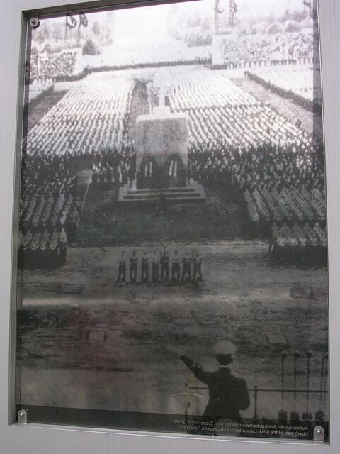 Damalige Massenkundgebung auf dem Zeppelinfeld