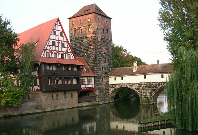 Der Weinstadel zählt zu den schönsten Gebäuden Nürnbergs. Zwei Fachwerkgeschosse ragen über dem Erdgeschoss aus Sandsteinquadern vor. An der Stirnseite zur Pegnitz befinden sich Holzgalerien mit metallenen Wasserspeiern
