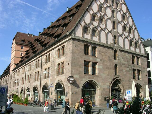 Die Mauthalle wurde 1498 bis 1502 von Hans Beheim d. Ä. als reichsstädtisches Kornhaus erbaut. Der dreigeschossige Sandsteinbau mit fünfgeschossigem Dacherker war an den Schmalseiten mit Wagen befahrbar.