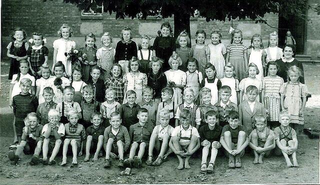 Meine Schulklasse mit 53 Schülern u. Lehrerin Frl. Reichert