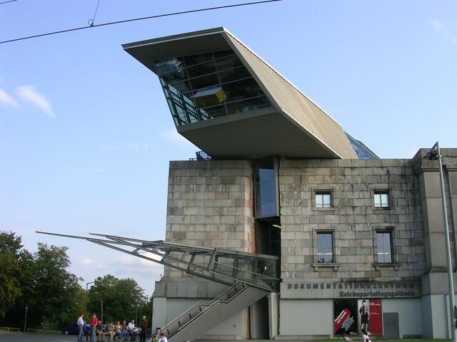In der Kongresshalle wurde 2001 das Dokumentationszentrum Reichsparteitagsgelände eingerichtet, in dem die Geschichte Nürnbergs und seine Bedeutung für den Nationalsozialismus von der Zeit der Weimarer Republik bis in die Nachkriegszeit dargestellt wird