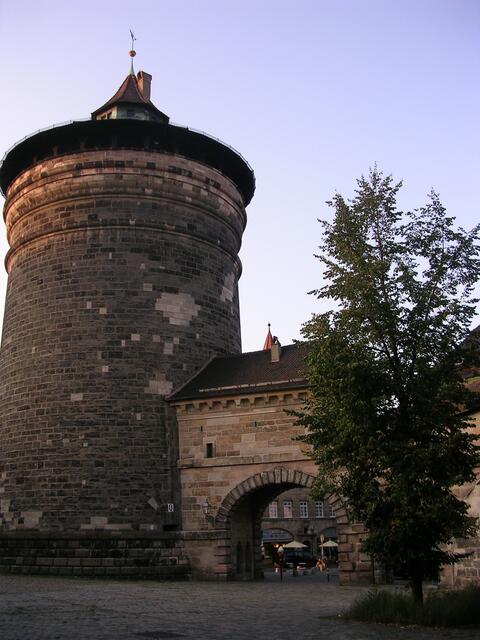 Turm der Stadtmauer und Eingangstor zur Altstadt