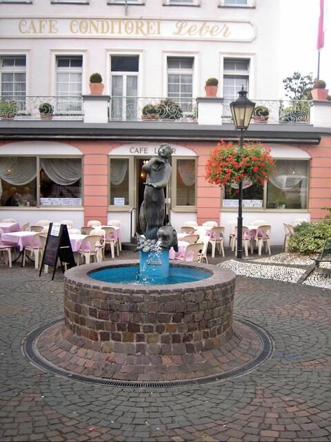 der Strünzerbrunnen auf dem Burgplatz ist das Denkmal der Linzer. Auswärtige nennen uns Strünzer, also Angeber. Naja haben wir gedacht, dann können wir uns auch ein Denkmal setzen.