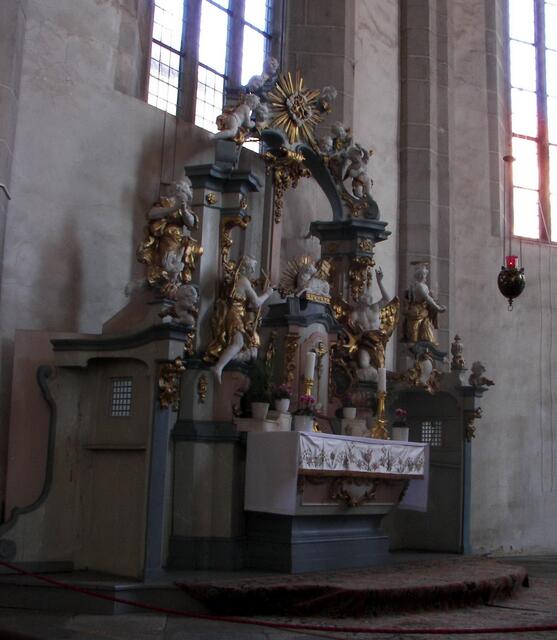 der Sakramentsaltar mit den Beichtstühlen
