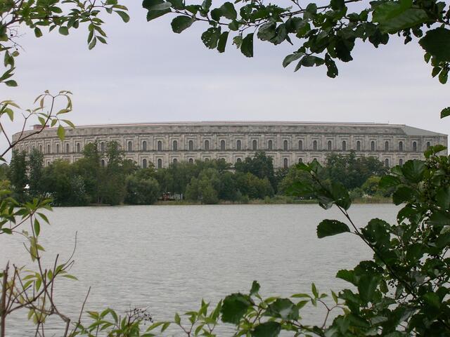 Kongresshalle, größte erhaltene nationalsozialistische Monumentalbau in Deutschland. Steht heute unter Denkmalschutz. Architektur orientiert sich u. a. am Kolosseum in Rom