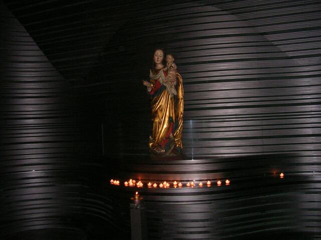 Hölzerne Madonna in der St. Klara Kirche