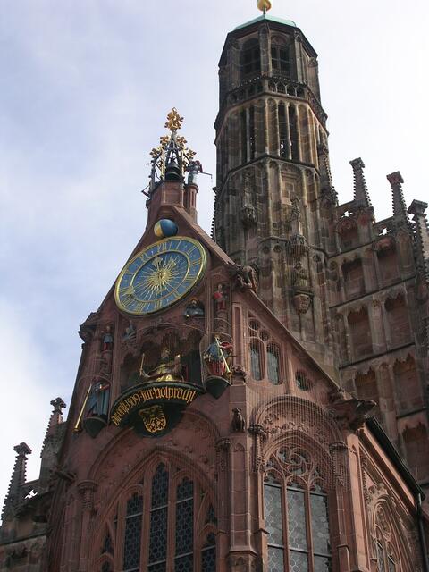 Kaiser Karl IV. ließ die Frauenkirche 1355 bis 1358 anstelle der abgerissenen Synagoge des ehemaligen Judenviertels (Pogrom 1349) die erste gotische Hallenkirche Frankens, als dreischiffige kaiserliche Hofkapelle errichten