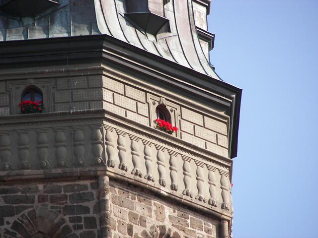 und schaut man sich den Turm genauer an...