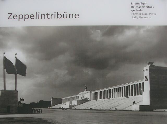 Zeppelintribühne 1937, Architekt Albert Speer wählte den antiken Pergamonaltar als Vorbild für die Haupttribühne